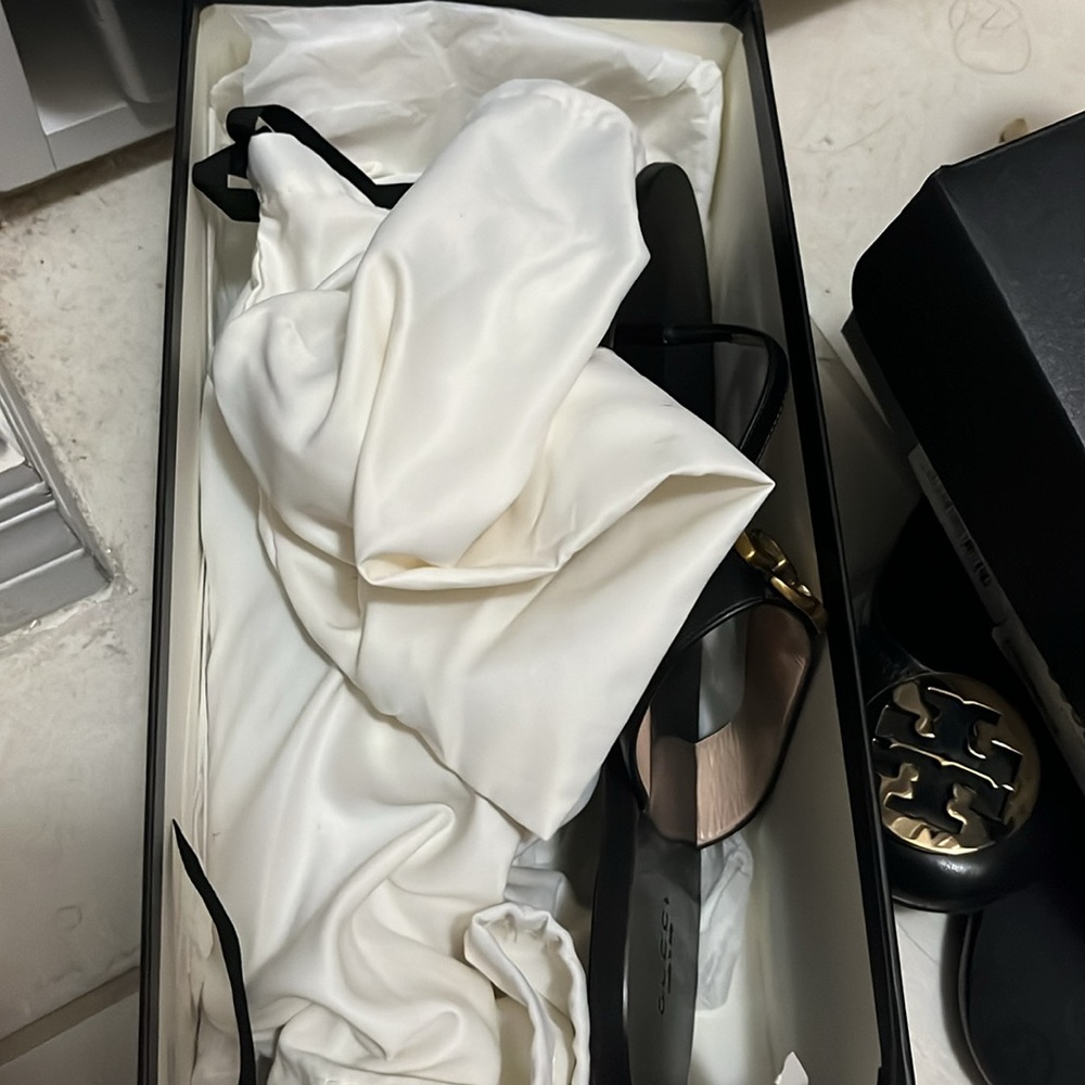 Gucci Black Sandals with Gold Logo - Picture 6 of 10